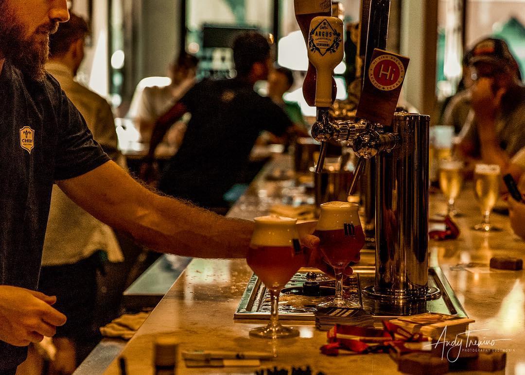 Belgian beer pour at Mort Subite